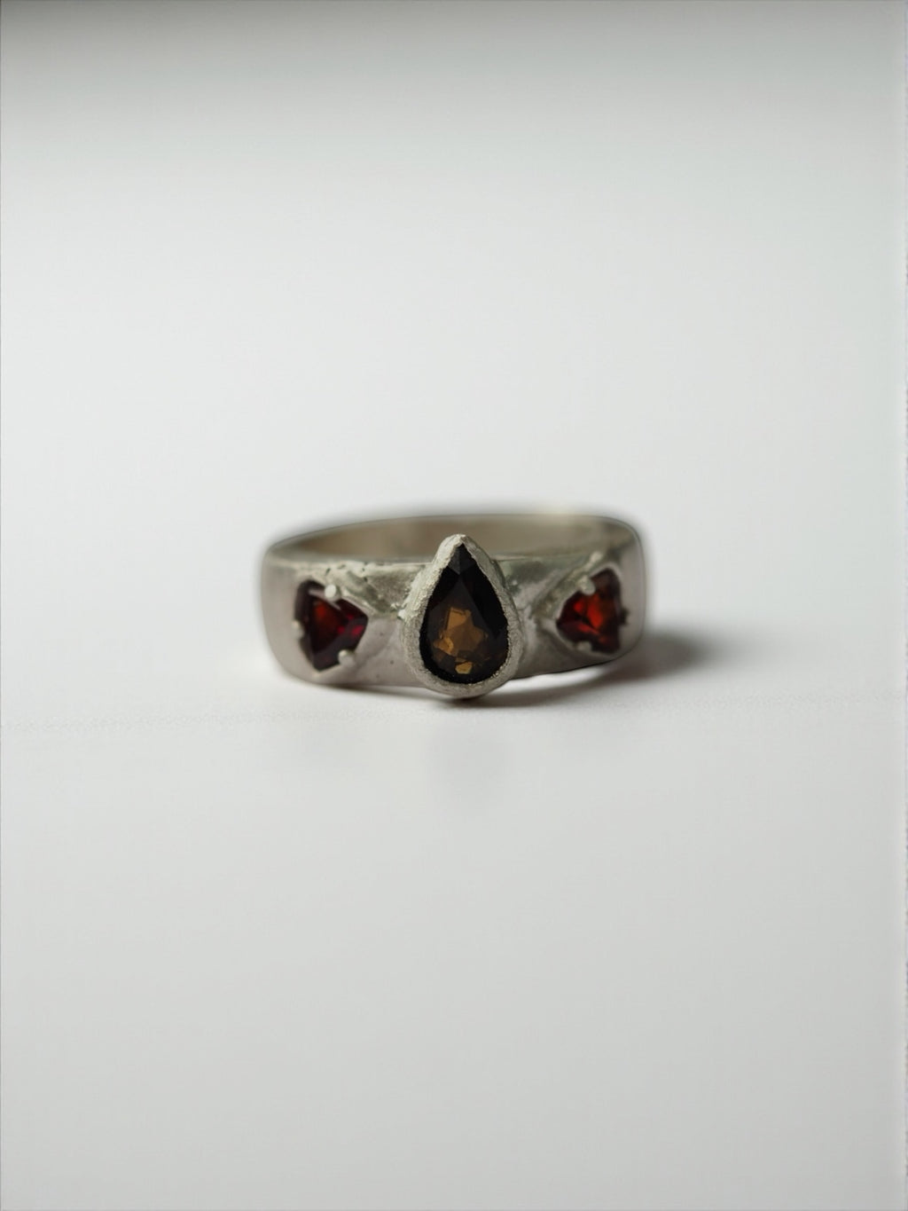 impudeur: turmalin z granatami