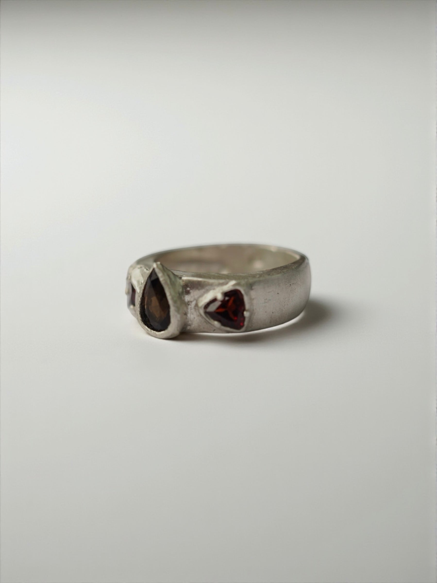 impudeur: turmalin z granatami